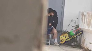 现在的小情侣也太饥渴了  大白天在学校屋顶就直接干起来了 骑在男友身上疯狂蠕动