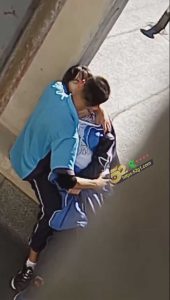 校园偷腥系列的鼻祖  高中黑鸡巴学霸天台爆操白瘦幼班花  学习又好鸡巴又大班花怎么能不爱