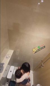 4.26日全网疯传的厕所战神  小情侣男厕直接开干 女上位疯狂蠕动