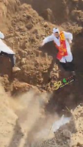太邪门了  山东济宁老人下葬突发事故  活埋好几个人 这是要拉几个人陪葬吗