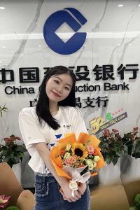 广州建设银行番禺支行 李茹瑜 刚班就跟大客户在卫生间搞起来 还要一边跟闺蜜打电话