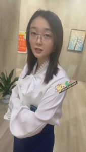 男M搭讪物业女神 说自己玩游戏输了需要接受惩罚  被踩了一顿舒服了