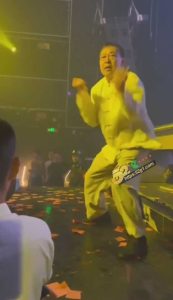 马保国最近酒吧走穴视频又火了一波 将闪电五连鞭与机械舞完美结合 毫无违和感 据传马老师出场费是10W