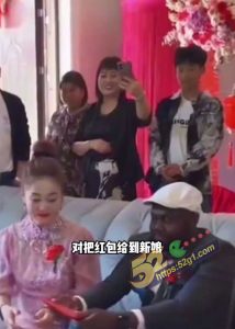 炸裂！ 看过黑人新郎 第一次见黑人公爹  突然有画面感了“我有一个黑人公公”
