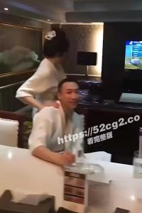 富婆的真实生活 三亚租下海景别墅开淫乱派对、私人KTV、泳池内上演大型群P现场被曝光