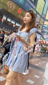 抄底偷拍美女裙底风光 包臀裙小姐姐粉内弯腰侧面居然拍到露毛了