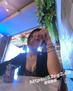 “谁一直在顶我头“      单亲孕妈为了奶粉钱被爆操，羊水都差点被顶破了！