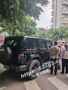 成都吉普车老太婆打人事件～摸车1万还被打了两巴掌 我儿子是副市长
