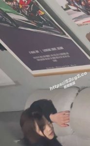 西安东郊某摩托车俱乐部 女秘书与老板偷情被车友偷拍 美女趴着被后入 表情看起来很享受！