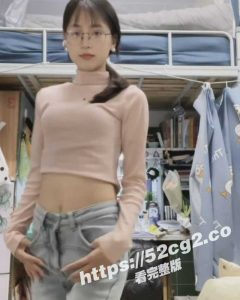 穿着婚纱给大屌男友进行服务～没想到美女小腹上纹着黑桃Q！