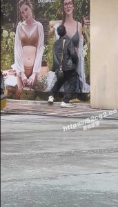 台湾街头 一名大爷对着街头广告的内衣模特就脱裤一顿插！那可是墙啊！