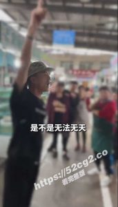 全网热榜TOP1  江苏连云港鬼称 商家当场撒泼 市场管理人员 没想到市场管理人员直接抢手机打人