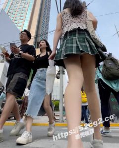 抄底偷拍美女裙底春光～高挑的邻家姐姐百褶裙下的风光内尽收眼底