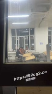 新鲜校园热瓜！西安建筑科技大学草堂校区，10-413教室情侣在教室互搞遭同学拍下，全网疯传！