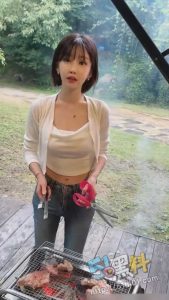 韩善月sunwall野外房车露营～先吃个小烧烤 再被大屌男友在房车上爆操！