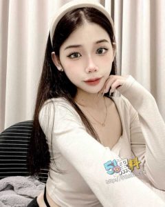 纯欲花臂姑娘有绝招 身材一流美腿诱人 被大屌疯狂后入!