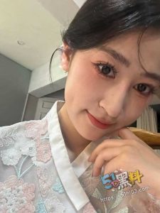 朋友妻一起骑~喊朋友一起操骚逼女友 嘴穴齐插一次性满足她！