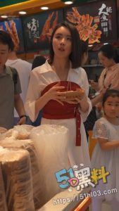 大师尾随偷拍❤️低胸吊带裙气质美女 性感的翘臀把内内夹成丁字裤