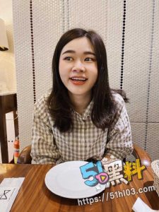 台湾林丽华与男友酒店漏出 跪地镜前吮吸 爆入蜜桃臀！