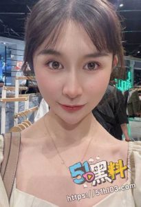 妈妈无尽的性欲 骚妈欲求不满 榨干老公后还要榨干儿子才肯罢休！