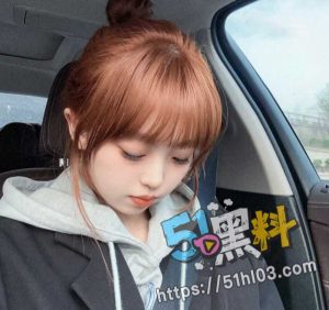 还是00后够嫩 百褶裙Q弹蜜桃臀 水晶棒抽插肉感十足！