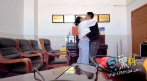 名师打炮工作室？已婚老师在会议室偷情 遭摄像头实时记录