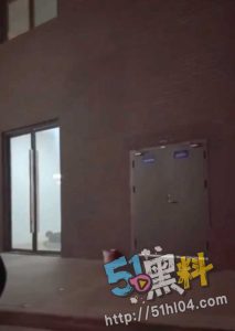 石家庄铁路职业技术学院 教学楼门口就开干 路过的都看傻眼了！