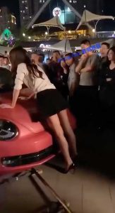 大长腿美女怒堵甲壳虫渣男  “你这个渣男，缩头乌龟，你下车啊！”