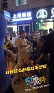 上海“小仙女” 直呼长得好看不用排队 现场竟是狗头萝莉的煎饼摊！那我们必须重温一下经典 ！