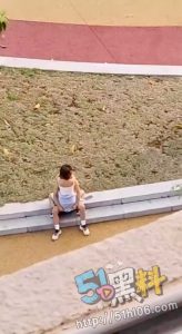 云南红河学院火了！学校操场饥渴情侣无视路人野战！这也太开放了吧！