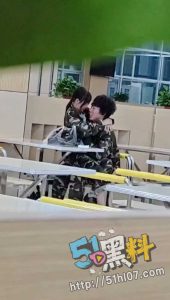 大一新生食堂饥渴男女！小情侣食堂搞这样的事 同学直言太下头了！