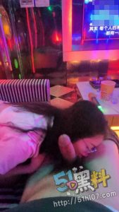 跟姐姐在KTV大胆性爱 激情时刻服务员推门而进“这是我可以看的吗？”