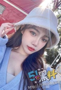台湾知名模特ChloeLin 饱满圆润的巨乳垂挂金主身上 口技熟练骚气撩人！