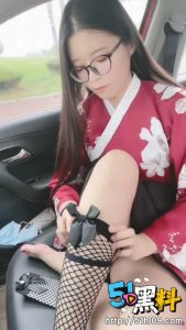 有奖问答～国庆出游开什么车能让网红在车上足交？芊芊玉足性感小网袜太会玩了