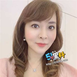 老婆在外面等着投喂 我和丈母娘却在厨房里紧张的偷情！