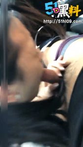 开着老板的宝马车 狐假虎威出来约女会计车震 “你下面好紧啊”