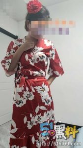 孤儿日寡母！妈妈穿着性感大红裙 足足被我折腾了半个小时~