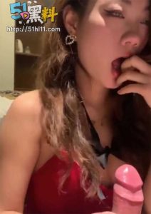 川妹子的激情自拍～猛烈的吸允着肉棒 小情侣还非常有情调！