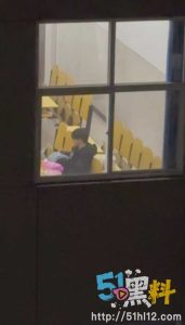 全网疯传！大学生晚自习结束还在教室刻苦学习 震惊对面宿舍学生～