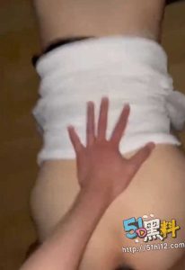 情侣激情性爱视频流出～厕所啪啪香艳蜜臀 画面感十足