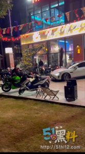 江苏南通小米su7车主与机车主飙车失败破防！气急败坏持刀伤人 现场连撞多辆机车全程视频