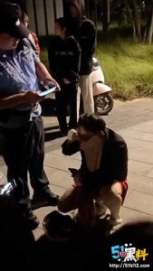 东莞一男子女扮男装进女厕偷拍 因胸部太大被当场揭穿 又一代厕拍大神陨落