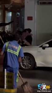 广州白云区 情侣当着扫地大爷面野战 ，这是不把大爷当人？