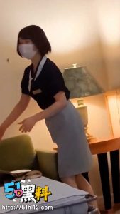 酒店女服务员被三个抠脚大汉轮奸  无力反抗只能默默享受了