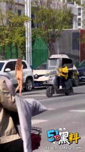 尉氏县裸女大瓜  女子疑似打赌输了 一丝不挂裸奔大街 无码视频独家放送！