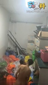 大连市第24中学仓库做爱 物理竞赛生偷拍视频 两人回头的表情真可爱～