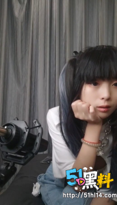 清纯小萝莉下海就3P 穿着渔网袜被轮流抽插 现在的萝莉都这么骚？