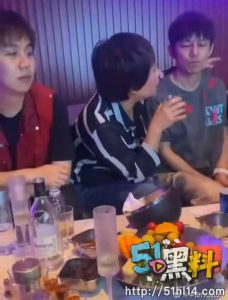 何炅KTV酒局视频引热议！陪女大佬喝酒遭揽肩 面露无奈显拘谨～