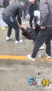 湖南常德鼎城区永安小学撞人事件！导致多名学生家长受伤 现在人怨气都这么重吗？