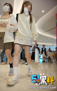 抄底大神在商场尾随一个外表清纯的乖乖女  白色内裤在镜头前一览无余